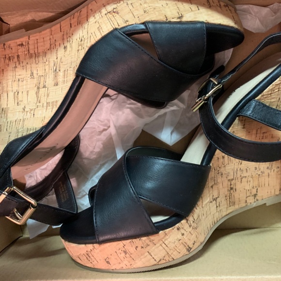 Le chateau black size 9 wedge sandals - Picture 5 of 6